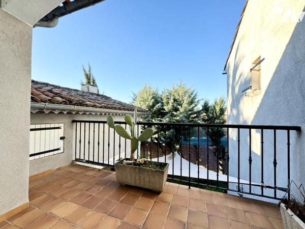 Villa avec piscine et dépendances