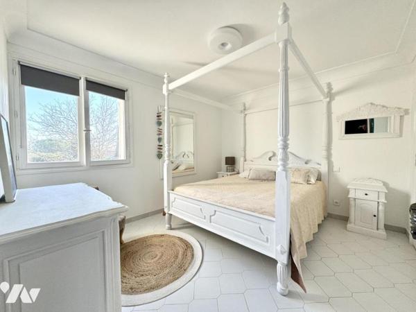 Villa avec piscine et dépendances