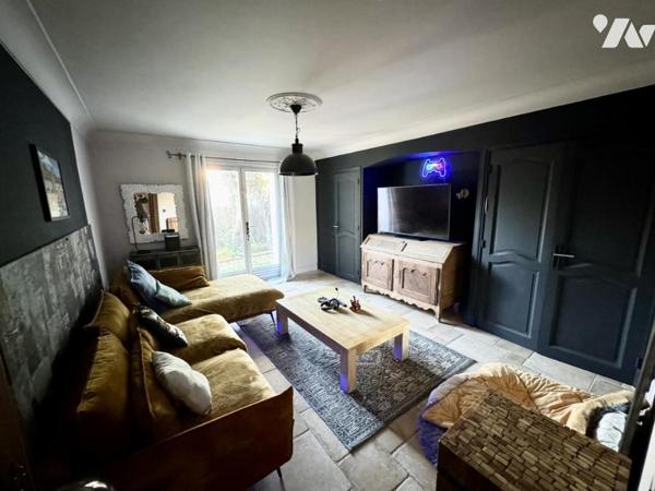 Villa avec piscine et dépendances