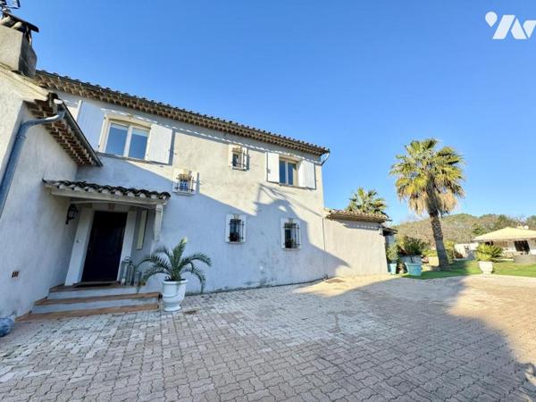 Villa avec piscine et dépendances