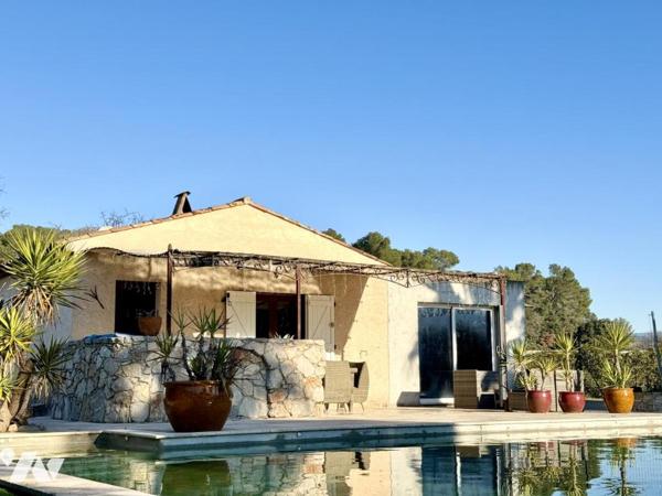 Villa avec piscine et dépendances