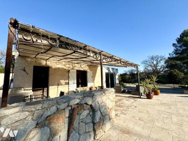 Villa avec piscine et dépendances