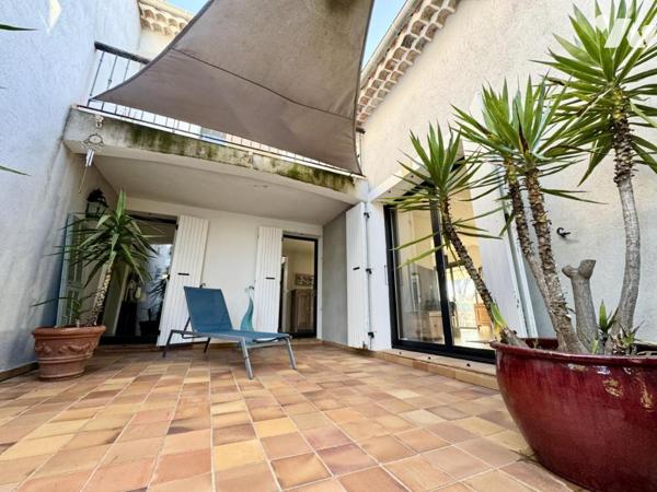 Villa avec piscine et dépendances