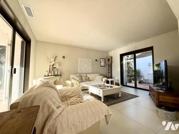 Villa avec piscine et dépendances