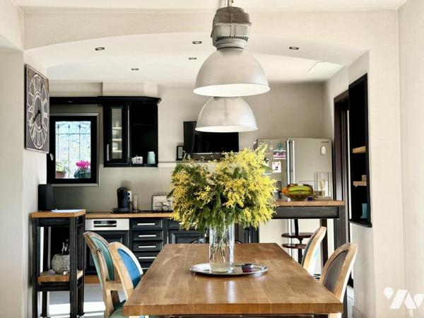 Villa avec piscine et dépendances