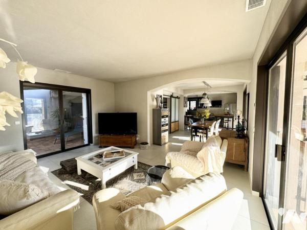 Villa avec piscine et dépendances