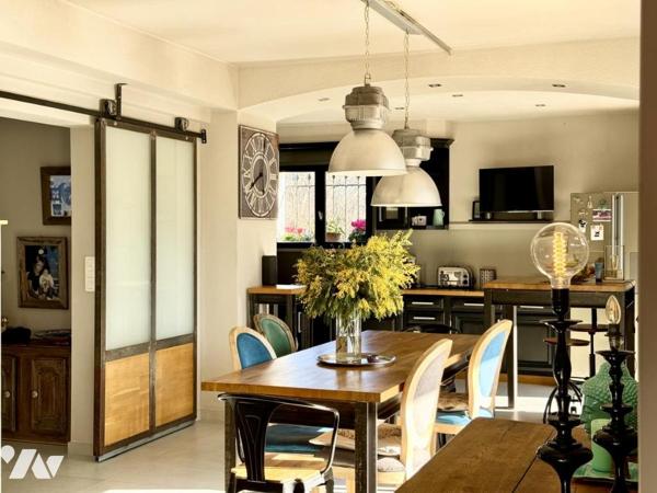 Villa avec piscine et dépendances