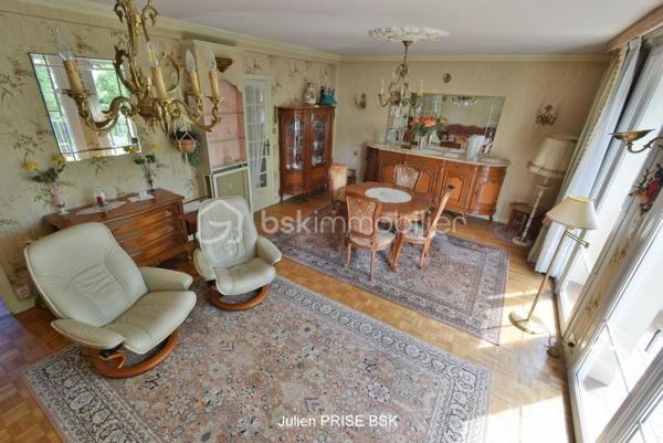 Appartement soigné, situé square de BOSNIE, comprenant un hall d'entrée qui dessert une pièce de vie exposée ouest et donnant sur la végétation. Vous profiterez de deux grandes portes fenêtres en PVC double vitrage, et volets roulants électriques. Un balcon vous permettra un accès extérieur appréciable, ce dernier profite d'un store banne électrique. 

La cuisine, en bon état, est exposée à l'est, profitant du soleil levant. Elle a accès à un loggia, idéale pour les rangements disponibles.

Un couloir vous donne accès à la chambre, donnant sur cour, au calme. Une salle d'eau avec raccordement machine à laver. 
Vous profitez également d'un placard aménagé en dressing, fort utile.

Cet appartement a fait l'objet d'une rénovation concernant les fenêtres, toutes en double vitrage de qualité. Les volets sont tous électriques. Le chauffage est assuré par le réseau de chauffage urbain. Ainsi vous n'avez pas l'obligation d'entretien d'un système autonome pour assurer votre confort.

Une cave en sous sol, électrifiée vous permettra de connecter un éventuel équipement, comme un vélo électrique.
Un garage est également disponible.

Vous souhaitez obtenir des informations complémentaires, n'attendez plus, contactez Julien PRISE, qui vous accompagnera dans votre projet.