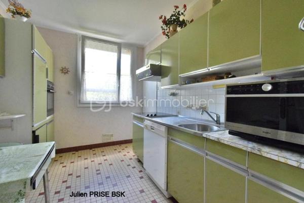 Appartement soigné, situé square de BOSNIE, comprenant un hall d'entrée qui dessert une pièce de vie exposée ouest et donnant sur la végétation. Vous profiterez de deux grandes portes fenêtres en PVC double vitrage, et volets roulants électriques. Un balcon vous permettra un accès extérieur appréciable, ce dernier profite d'un store banne électrique. 

La cuisine, en bon état, est exposée à l'est, profitant du soleil levant. Elle a accès à un loggia, idéale pour les rangements disponibles.

Un couloir vous donne accès à la chambre, donnant sur cour, au calme. Une salle d'eau avec raccordement machine à laver. 
Vous profitez également d'un placard aménagé en dressing, fort utile.

Cet appartement a fait l'objet d'une rénovation concernant les fenêtres, toutes en double vitrage de qualité. Les volets sont tous électriques. Le chauffage est assuré par le réseau de chauffage urbain. Ainsi vous n'avez pas l'obligation d'entretien d'un système autonome pour assurer votre confort.

Une cave en sous sol, électrifiée vous permettra de connecter un éventuel équipement, comme un vélo électrique.
Un garage est également disponible.

Vous souhaitez obtenir des informations complémentaires, n'attendez plus, contactez Julien PRISE, qui vous accompagnera dans votre projet.