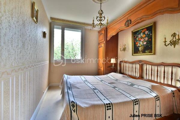 Appartement soigné, situé square de BOSNIE, comprenant un hall d'entrée qui dessert une pièce de vie exposée ouest et donnant sur la végétation. Vous profiterez de deux grandes portes fenêtres en PVC double vitrage, et volets roulants électriques. Un balcon vous permettra un accès extérieur appréciable, ce dernier profite d'un store banne électrique. 

La cuisine, en bon état, est exposée à l'est, profitant du soleil levant. Elle a accès à un loggia, idéale pour les rangements disponibles.

Un couloir vous donne accès à la chambre, donnant sur cour, au calme. Une salle d'eau avec raccordement machine à laver. 
Vous profitez également d'un placard aménagé en dressing, fort utile.

Cet appartement a fait l'objet d'une rénovation concernant les fenêtres, toutes en double vitrage de qualité. Les volets sont tous électriques. Le chauffage est assuré par le réseau de chauffage urbain. Ainsi vous n'avez pas l'obligation d'entretien d'un système autonome pour assurer votre confort.

Une cave en sous sol, électrifiée vous permettra de connecter un éventuel équipement, comme un vélo électrique.
Un garage est également disponible.

Vous souhaitez obtenir des informations complémentaires, n'attendez plus, contactez Julien PRISE, qui vous accompagnera dans votre projet.