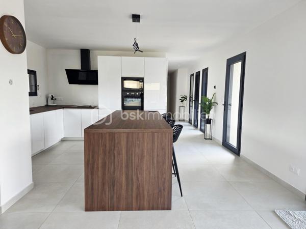 🏡 Maison contemporaine de plain-pied avec piscine

À seulement 3 minutes en voiture des commerces et des écoles de Saint-Étienne-de-Tulmont, découvrez cette belle maison contemporaine de plain-pied, implantée sur une parcelle entièrement clôturée, avec portail électrique et chemin d’accès privatif.

Dès l’entrée, vous serez séduit par une spacieuse pièce de vie baignée de lumière, réunissant séjour et cuisine ouverte entièrement équipée, offrant un espace convivial et agréable au quotidien.

🌙 Côté nuit, la maison dispose de 4 chambres avec placards de rangement, dont une suite parentale avec salle de bain privative et dressing.

Un grand cellier/buanderie attenant complète l’ensemble et bénéficie d’un accès direct au garage avec porte motorisée.

🌿 À l’extérieur, vous profiterez d’un espace idéal pour les beaux jours avec une piscine au chlore de 8 x 4 m agrémentée d’une cascade d’eau, le tout dans un environnement entièrement clos.

Les + :
• Maison contemporaine de plain-pied
• 4 chambres dont une suite parentale
• Cuisine entièrement équipée
• Chauffage réversible gainable dans toute la maison
• Grand cellier/buanderie
• Garage motorisé
• Piscine 8 x 4 m avec cascade
• Portail électrique et accès privatif
• Micro-station
• Commerces et écoles à seulement 3 minutes

✨ Une maison moderne, lumineuse et fonctionnelle, offrant de belles prestations et pensée pour une vie de famille confortable.