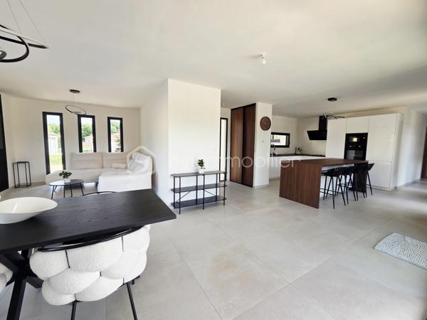 🏡 Maison contemporaine de plain-pied avec piscine

À seulement 3 minutes en voiture des commerces et des écoles de Saint-Étienne-de-Tulmont, découvrez cette belle maison contemporaine de plain-pied, implantée sur une parcelle entièrement clôturée, avec portail électrique et chemin d’accès privatif.

Dès l’entrée, vous serez séduit par une spacieuse pièce de vie baignée de lumière, réunissant séjour et cuisine ouverte entièrement équipée, offrant un espace convivial et agréable au quotidien.

🌙 Côté nuit, la maison dispose de 4 chambres avec placards de rangement, dont une suite parentale avec salle de bain privative et dressing.

Un grand cellier/buanderie attenant complète l’ensemble et bénéficie d’un accès direct au garage avec porte motorisée.

🌿 À l’extérieur, vous profiterez d’un espace idéal pour les beaux jours avec une piscine au chlore de 8 x 4 m agrémentée d’une cascade d’eau, le tout dans un environnement entièrement clos.

Les + :
• Maison contemporaine de plain-pied
• 4 chambres dont une suite parentale
• Cuisine entièrement équipée
• Chauffage réversible gainable dans toute la maison
• Grand cellier/buanderie
• Garage motorisé
• Piscine 8 x 4 m avec cascade
• Portail électrique et accès privatif
• Micro-station
• Commerces et écoles à seulement 3 minutes

✨ Une maison moderne, lumineuse et fonctionnelle, offrant de belles prestations et pensée pour une vie de famille confortable.