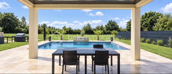 🏡 Maison contemporaine de plain-pied avec piscine

À seulement 3 minutes en voiture des commerces et des écoles de Saint-Étienne-de-Tulmont, découvrez cette belle maison contemporaine de plain-pied, implantée sur une parcelle entièrement clôturée, avec portail électrique et chemin d’accès privatif.

Dès l’entrée, vous serez séduit par une spacieuse pièce de vie baignée de lumière, réunissant séjour et cuisine ouverte entièrement équipée, offrant un espace convivial et agréable au quotidien.

🌙 Côté nuit, la maison dispose de 4 chambres avec placards de rangement, dont une suite parentale avec salle de bain privative et dressing.

Un grand cellier/buanderie attenant complète l’ensemble et bénéficie d’un accès direct au garage avec porte motorisée.

🌿 À l’extérieur, vous profiterez d’un espace idéal pour les beaux jours avec une piscine au chlore de 8 x 4 m agrémentée d’une cascade d’eau, le tout dans un environnement entièrement clos.

Les + :
• Maison contemporaine de plain-pied
• 4 chambres dont une suite parentale
• Cuisine entièrement équipée
• Chauffage réversible gainable dans toute la maison
• Grand cellier/buanderie
• Garage motorisé
• Piscine 8 x 4 m avec cascade
• Portail électrique et accès privatif
• Micro-station
• Commerces et écoles à seulement 3 minutes

✨ Une maison moderne, lumineuse et fonctionnelle, offrant de belles prestations et pensée pour une vie de famille confortable.