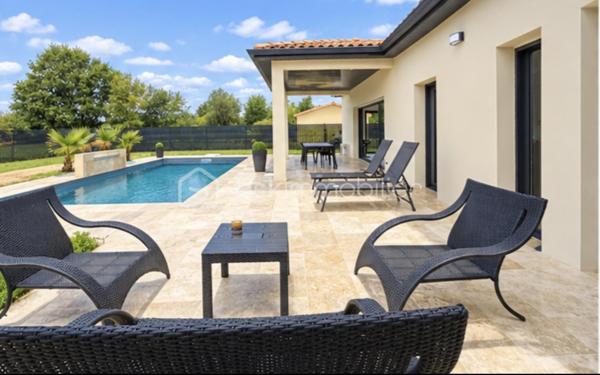 🏡 Maison contemporaine de plain-pied avec piscine

À seulement 3 minutes en voiture des commerces et des écoles de Saint-Étienne-de-Tulmont, découvrez cette belle maison contemporaine de plain-pied, implantée sur une parcelle entièrement clôturée, avec portail électrique et chemin d’accès privatif.

Dès l’entrée, vous serez séduit par une spacieuse pièce de vie baignée de lumière, réunissant séjour et cuisine ouverte entièrement équipée, offrant un espace convivial et agréable au quotidien.

🌙 Côté nuit, la maison dispose de 4 chambres avec placards de rangement, dont une suite parentale avec salle de bain privative et dressing.

Un grand cellier/buanderie attenant complète l’ensemble et bénéficie d’un accès direct au garage avec porte motorisée.

🌿 À l’extérieur, vous profiterez d’un espace idéal pour les beaux jours avec une piscine au chlore de 8 x 4 m agrémentée d’une cascade d’eau, le tout dans un environnement entièrement clos.

Les + :
• Maison contemporaine de plain-pied
• 4 chambres dont une suite parentale
• Cuisine entièrement équipée
• Chauffage réversible gainable dans toute la maison
• Grand cellier/buanderie
• Garage motorisé
• Piscine 8 x 4 m avec cascade
• Portail électrique et accès privatif
• Micro-station
• Commerces et écoles à seulement 3 minutes

✨ Une maison moderne, lumineuse et fonctionnelle, offrant de belles prestations et pensée pour une vie de famille confortable.