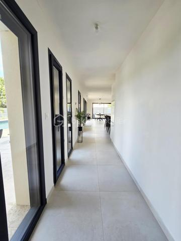 🏡 Maison contemporaine de plain-pied avec piscine

À seulement 3 minutes en voiture des commerces et des écoles de Saint-Étienne-de-Tulmont, découvrez cette belle maison contemporaine de plain-pied, implantée sur une parcelle entièrement clôturée, avec portail électrique et chemin d’accès privatif.

Dès l’entrée, vous serez séduit par une spacieuse pièce de vie baignée de lumière, réunissant séjour et cuisine ouverte entièrement équipée, offrant un espace convivial et agréable au quotidien.

🌙 Côté nuit, la maison dispose de 4 chambres avec placards de rangement, dont une suite parentale avec salle de bain privative et dressing.

Un grand cellier/buanderie attenant complète l’ensemble et bénéficie d’un accès direct au garage avec porte motorisée.

🌿 À l’extérieur, vous profiterez d’un espace idéal pour les beaux jours avec une piscine au chlore de 8 x 4 m agrémentée d’une cascade d’eau, le tout dans un environnement entièrement clos.

Les + :
• Maison contemporaine de plain-pied
• 4 chambres dont une suite parentale
• Cuisine entièrement équipée
• Chauffage réversible gainable dans toute la maison
• Grand cellier/buanderie
• Garage motorisé
• Piscine 8 x 4 m avec cascade
• Portail électrique et accès privatif
• Micro-station
• Commerces et écoles à seulement 3 minutes

✨ Une maison moderne, lumineuse et fonctionnelle, offrant de belles prestations et pensée pour une vie de famille confortable.