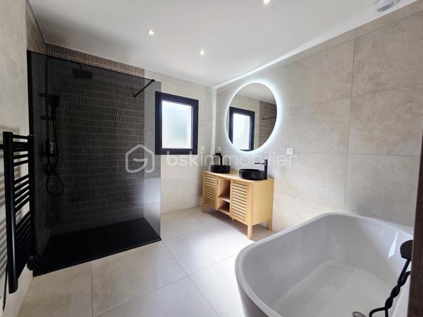 🏡 Maison contemporaine de plain-pied avec piscine

À seulement 3 minutes en voiture des commerces et des écoles de Saint-Étienne-de-Tulmont, découvrez cette belle maison contemporaine de plain-pied, implantée sur une parcelle entièrement clôturée, avec portail électrique et chemin d’accès privatif.

Dès l’entrée, vous serez séduit par une spacieuse pièce de vie baignée de lumière, réunissant séjour et cuisine ouverte entièrement équipée, offrant un espace convivial et agréable au quotidien.

🌙 Côté nuit, la maison dispose de 4 chambres avec placards de rangement, dont une suite parentale avec salle de bain privative et dressing.

Un grand cellier/buanderie attenant complète l’ensemble et bénéficie d’un accès direct au garage avec porte motorisée.

🌿 À l’extérieur, vous profiterez d’un espace idéal pour les beaux jours avec une piscine au chlore de 8 x 4 m agrémentée d’une cascade d’eau, le tout dans un environnement entièrement clos.

Les + :
• Maison contemporaine de plain-pied
• 4 chambres dont une suite parentale
• Cuisine entièrement équipée
• Chauffage réversible gainable dans toute la maison
• Grand cellier/buanderie
• Garage motorisé
• Piscine 8 x 4 m avec cascade
• Portail électrique et accès privatif
• Micro-station
• Commerces et écoles à seulement 3 minutes

✨ Une maison moderne, lumineuse et fonctionnelle, offrant de belles prestations et pensée pour une vie de famille confortable.