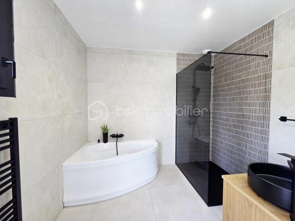 🏡 Maison contemporaine de plain-pied avec piscine

À seulement 3 minutes en voiture des commerces et des écoles de Saint-Étienne-de-Tulmont, découvrez cette belle maison contemporaine de plain-pied, implantée sur une parcelle entièrement clôturée, avec portail électrique et chemin d’accès privatif.

Dès l’entrée, vous serez séduit par une spacieuse pièce de vie baignée de lumière, réunissant séjour et cuisine ouverte entièrement équipée, offrant un espace convivial et agréable au quotidien.

🌙 Côté nuit, la maison dispose de 4 chambres avec placards de rangement, dont une suite parentale avec salle de bain privative et dressing.

Un grand cellier/buanderie attenant complète l’ensemble et bénéficie d’un accès direct au garage avec porte motorisée.

🌿 À l’extérieur, vous profiterez d’un espace idéal pour les beaux jours avec une piscine au chlore de 8 x 4 m agrémentée d’une cascade d’eau, le tout dans un environnement entièrement clos.

Les + :
• Maison contemporaine de plain-pied
• 4 chambres dont une suite parentale
• Cuisine entièrement équipée
• Chauffage réversible gainable dans toute la maison
• Grand cellier/buanderie
• Garage motorisé
• Piscine 8 x 4 m avec cascade
• Portail électrique et accès privatif
• Micro-station
• Commerces et écoles à seulement 3 minutes

✨ Une maison moderne, lumineuse et fonctionnelle, offrant de belles prestations et pensée pour une vie de famille confortable.