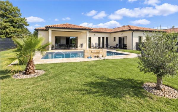 🏡 Maison contemporaine de plain-pied avec piscine

À seulement 3 minutes en voiture des commerces et des écoles de Saint-Étienne-de-Tulmont, découvrez cette belle maison contemporaine de plain-pied, implantée sur une parcelle entièrement clôturée, avec portail électrique et chemin d’accès privatif.

Dès l’entrée, vous serez séduit par une spacieuse pièce de vie baignée de lumière, réunissant séjour et cuisine ouverte entièrement équipée, offrant un espace convivial et agréable au quotidien.

🌙 Côté nuit, la maison dispose de 4 chambres avec placards de rangement, dont une suite parentale avec salle de bain privative et dressing.

Un grand cellier/buanderie attenant complète l’ensemble et bénéficie d’un accès direct au garage avec porte motorisée.

🌿 À l’extérieur, vous profiterez d’un espace idéal pour les beaux jours avec une piscine au chlore de 8 x 4 m agrémentée d’une cascade d’eau, le tout dans un environnement entièrement clos.

Les + :
• Maison contemporaine de plain-pied
• 4 chambres dont une suite parentale
• Cuisine entièrement équipée
• Chauffage réversible gainable dans toute la maison
• Grand cellier/buanderie
• Garage motorisé
• Piscine 8 x 4 m avec cascade
• Portail électrique et accès privatif
• Micro-station
• Commerces et écoles à seulement 3 minutes

✨ Une maison moderne, lumineuse et fonctionnelle, offrant de belles prestations et pensée pour une vie de famille confortable.