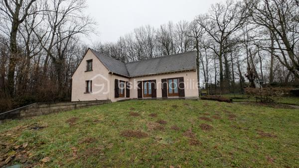 Cette spacieuse maison traditionnelle, située à seulement 5 minutes des principales commodités, vous séduira par son environnement calme et son magnifique terrain boisé agrémenté d’arbres centenaires, offrant une ombre naturelle très appréciable en été.

La propriété dispose de nombreux atouts : tout-à-l’égout, double vitrage, sous-sol, trois garages, terrain entièrement clôturé, insert bois, vue sur les champs, idéal pour profiter pleinement de l’extérieur en toute tranquillité.

Rez-de-chaussée
Cuisine : 13 m²
Toilettes : 1,50 m²
Salle à manger : 22,50 m²
Salon spacieux et lumineux : 35 m²
Chambre : 23 m²

1er étage
Chambre mansardée : 18 m² au sol
Chambre : 16 m²
Pièce (bureau / dressing / chambre d’appoint) : 16 m²
Chambre : 17 m²
Toilettes : 2 m²

✨ Les + de la maison :
Grand terrain arboré avec arbres centenaires
Environnement agréable et ombragé l’été
Deux garages dans le sous-sol et un exterieur
Maison familiale avec beaux volumes
Proximité rapide des commodités

📞 À découvrir sans tarder !