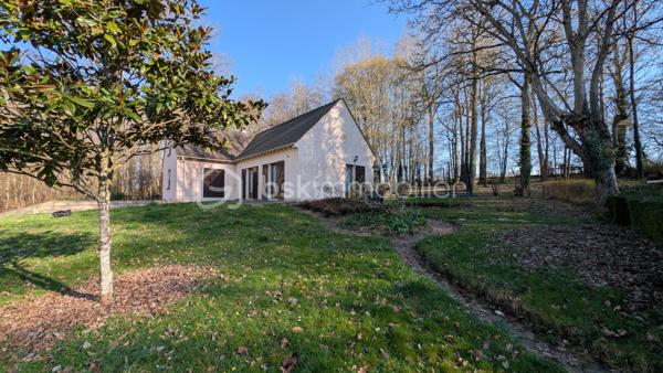 Cette spacieuse maison traditionnelle, située à seulement 5 minutes des principales commodités, vous séduira par son environnement calme et son magnifique terrain boisé agrémenté d’arbres centenaires, offrant une ombre naturelle très appréciable en été.

La propriété dispose de nombreux atouts : tout-à-l’égout, double vitrage, sous-sol, trois garages, terrain entièrement clôturé, insert bois, vue sur les champs, idéal pour profiter pleinement de l’extérieur en toute tranquillité.

Rez-de-chaussée
Cuisine : 13 m²
Toilettes : 1,50 m²
Salle à manger : 22,50 m²
Salon spacieux et lumineux : 35 m²
Chambre : 23 m²

1er étage
Chambre mansardée : 18 m² au sol
Chambre : 16 m²
Pièce (bureau / dressing / chambre d’appoint) : 16 m²
Chambre : 17 m²
Toilettes : 2 m²

✨ Les + de la maison :
Grand terrain arboré avec arbres centenaires
Environnement agréable et ombragé l’été
Deux garages dans le sous-sol et un exterieur
Maison familiale avec beaux volumes
Proximité rapide des commodités

📞 À découvrir sans tarder !
