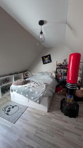 Cette spacieuse maison traditionnelle, située à seulement 5 minutes des principales commodités, vous séduira par son environnement calme et son magnifique terrain boisé agrémenté d’arbres centenaires, offrant une ombre naturelle très appréciable en été.

La propriété dispose de nombreux atouts : tout-à-l’égout, double vitrage, sous-sol, trois garages, terrain entièrement clôturé, insert bois, vue sur les champs, idéal pour profiter pleinement de l’extérieur en toute tranquillité.

Rez-de-chaussée
Cuisine : 13 m²
Toilettes : 1,50 m²
Salle à manger : 22,50 m²
Salon spacieux et lumineux : 35 m²
Chambre : 23 m²

1er étage
Chambre mansardée : 18 m² au sol
Chambre : 16 m²
Pièce (bureau / dressing / chambre d’appoint) : 16 m²
Chambre : 17 m²
Toilettes : 2 m²

✨ Les + de la maison :
Grand terrain arboré avec arbres centenaires
Environnement agréable et ombragé l’été
Deux garages dans le sous-sol et un exterieur
Maison familiale avec beaux volumes
Proximité rapide des commodités

📞 À découvrir sans tarder !