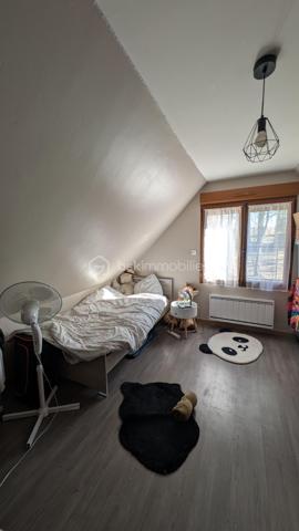 Cette spacieuse maison traditionnelle, située à seulement 5 minutes des principales commodités, vous séduira par son environnement calme et son magnifique terrain boisé agrémenté d’arbres centenaires, offrant une ombre naturelle très appréciable en été.

La propriété dispose de nombreux atouts : tout-à-l’égout, double vitrage, sous-sol, trois garages, terrain entièrement clôturé, insert bois, vue sur les champs, idéal pour profiter pleinement de l’extérieur en toute tranquillité.

Rez-de-chaussée
Cuisine : 13 m²
Toilettes : 1,50 m²
Salle à manger : 22,50 m²
Salon spacieux et lumineux : 35 m²
Chambre : 23 m²

1er étage
Chambre mansardée : 18 m² au sol
Chambre : 16 m²
Pièce (bureau / dressing / chambre d’appoint) : 16 m²
Chambre : 17 m²
Toilettes : 2 m²

✨ Les + de la maison :
Grand terrain arboré avec arbres centenaires
Environnement agréable et ombragé l’été
Deux garages dans le sous-sol et un exterieur
Maison familiale avec beaux volumes
Proximité rapide des commodités

📞 À découvrir sans tarder !