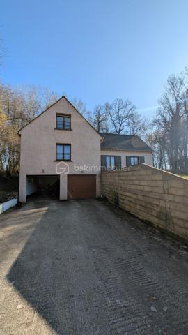 Cette spacieuse maison traditionnelle, située à seulement 5 minutes des principales commodités, vous séduira par son environnement calme et son magnifique terrain boisé agrémenté d’arbres centenaires, offrant une ombre naturelle très appréciable en été.

La propriété dispose de nombreux atouts : tout-à-l’égout, double vitrage, sous-sol, trois garages, terrain entièrement clôturé, insert bois, vue sur les champs, idéal pour profiter pleinement de l’extérieur en toute tranquillité.

Rez-de-chaussée
Cuisine : 13 m²
Toilettes : 1,50 m²
Salle à manger : 22,50 m²
Salon spacieux et lumineux : 35 m²
Chambre : 23 m²

1er étage
Chambre mansardée : 18 m² au sol
Chambre : 16 m²
Pièce (bureau / dressing / chambre d’appoint) : 16 m²
Chambre : 17 m²
Toilettes : 2 m²

✨ Les + de la maison :
Grand terrain arboré avec arbres centenaires
Environnement agréable et ombragé l’été
Deux garages dans le sous-sol et un exterieur
Maison familiale avec beaux volumes
Proximité rapide des commodités

📞 À découvrir sans tarder !