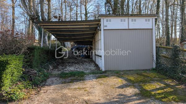 Cette spacieuse maison traditionnelle, située à seulement 5 minutes des principales commodités, vous séduira par son environnement calme et son magnifique terrain boisé agrémenté d’arbres centenaires, offrant une ombre naturelle très appréciable en été.

La propriété dispose de nombreux atouts : tout-à-l’égout, double vitrage, sous-sol, trois garages, terrain entièrement clôturé, insert bois, vue sur les champs, idéal pour profiter pleinement de l’extérieur en toute tranquillité.

Rez-de-chaussée
Cuisine : 13 m²
Toilettes : 1,50 m²
Salle à manger : 22,50 m²
Salon spacieux et lumineux : 35 m²
Chambre : 23 m²

1er étage
Chambre mansardée : 18 m² au sol
Chambre : 16 m²
Pièce (bureau / dressing / chambre d’appoint) : 16 m²
Chambre : 17 m²
Toilettes : 2 m²

✨ Les + de la maison :
Grand terrain arboré avec arbres centenaires
Environnement agréable et ombragé l’été
Deux garages dans le sous-sol et un exterieur
Maison familiale avec beaux volumes
Proximité rapide des commodités

📞 À découvrir sans tarder !