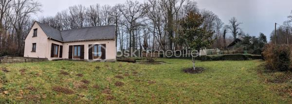 Cette spacieuse maison traditionnelle, située à seulement 5 minutes des principales commodités, vous séduira par son environnement calme et son magnifique terrain boisé agrémenté d’arbres centenaires, offrant une ombre naturelle très appréciable en été.

La propriété dispose de nombreux atouts : tout-à-l’égout, double vitrage, sous-sol, trois garages, terrain entièrement clôturé, insert bois, vue sur les champs, idéal pour profiter pleinement de l’extérieur en toute tranquillité.

Rez-de-chaussée
Cuisine : 13 m²
Toilettes : 1,50 m²
Salle à manger : 22,50 m²
Salon spacieux et lumineux : 35 m²
Chambre : 23 m²

1er étage
Chambre mansardée : 18 m² au sol
Chambre : 16 m²
Pièce (bureau / dressing / chambre d’appoint) : 16 m²
Chambre : 17 m²
Toilettes : 2 m²

✨ Les + de la maison :
Grand terrain arboré avec arbres centenaires
Environnement agréable et ombragé l’été
Deux garages dans le sous-sol et un exterieur
Maison familiale avec beaux volumes
Proximité rapide des commodités

📞 À découvrir sans tarder !