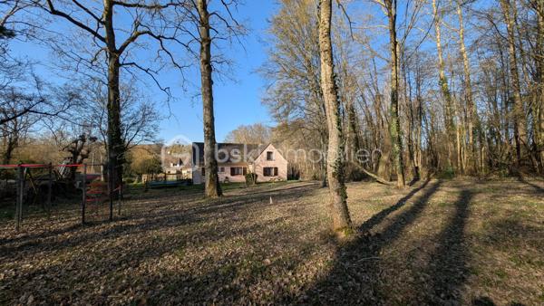 Cette spacieuse maison traditionnelle, située à seulement 5 minutes des principales commodités, vous séduira par son environnement calme et son magnifique terrain boisé agrémenté d’arbres centenaires, offrant une ombre naturelle très appréciable en été.

La propriété dispose de nombreux atouts : tout-à-l’égout, double vitrage, sous-sol, trois garages, terrain entièrement clôturé, insert bois, vue sur les champs, idéal pour profiter pleinement de l’extérieur en toute tranquillité.

Rez-de-chaussée
Cuisine : 13 m²
Toilettes : 1,50 m²
Salle à manger : 22,50 m²
Salon spacieux et lumineux : 35 m²
Chambre : 23 m²

1er étage
Chambre mansardée : 18 m² au sol
Chambre : 16 m²
Pièce (bureau / dressing / chambre d’appoint) : 16 m²
Chambre : 17 m²
Toilettes : 2 m²

✨ Les + de la maison :
Grand terrain arboré avec arbres centenaires
Environnement agréable et ombragé l’été
Deux garages dans le sous-sol et un exterieur
Maison familiale avec beaux volumes
Proximité rapide des commodités

📞 À découvrir sans tarder !