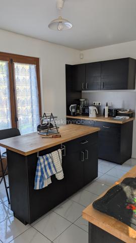 Cette spacieuse maison traditionnelle, située à seulement 5 minutes des principales commodités, vous séduira par son environnement calme et son magnifique terrain boisé agrémenté d’arbres centenaires, offrant une ombre naturelle très appréciable en été.

La propriété dispose de nombreux atouts : tout-à-l’égout, double vitrage, sous-sol, trois garages, terrain entièrement clôturé, insert bois, vue sur les champs, idéal pour profiter pleinement de l’extérieur en toute tranquillité.

Rez-de-chaussée
Cuisine : 13 m²
Toilettes : 1,50 m²
Salle à manger : 22,50 m²
Salon spacieux et lumineux : 35 m²
Chambre : 23 m²

1er étage
Chambre mansardée : 18 m² au sol
Chambre : 16 m²
Pièce (bureau / dressing / chambre d’appoint) : 16 m²
Chambre : 17 m²
Toilettes : 2 m²

✨ Les + de la maison :
Grand terrain arboré avec arbres centenaires
Environnement agréable et ombragé l’été
Deux garages dans le sous-sol et un exterieur
Maison familiale avec beaux volumes
Proximité rapide des commodités

📞 À découvrir sans tarder !