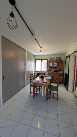 Cette spacieuse maison traditionnelle, située à seulement 5 minutes des principales commodités, vous séduira par son environnement calme et son magnifique terrain boisé agrémenté d’arbres centenaires, offrant une ombre naturelle très appréciable en été.

La propriété dispose de nombreux atouts : tout-à-l’égout, double vitrage, sous-sol, trois garages, terrain entièrement clôturé, insert bois, vue sur les champs, idéal pour profiter pleinement de l’extérieur en toute tranquillité.

Rez-de-chaussée
Cuisine : 13 m²
Toilettes : 1,50 m²
Salle à manger : 22,50 m²
Salon spacieux et lumineux : 35 m²
Chambre : 23 m²

1er étage
Chambre mansardée : 18 m² au sol
Chambre : 16 m²
Pièce (bureau / dressing / chambre d’appoint) : 16 m²
Chambre : 17 m²
Toilettes : 2 m²

✨ Les + de la maison :
Grand terrain arboré avec arbres centenaires
Environnement agréable et ombragé l’été
Deux garages dans le sous-sol et un exterieur
Maison familiale avec beaux volumes
Proximité rapide des commodités

📞 À découvrir sans tarder !