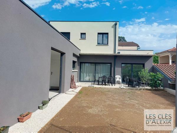 Maison - Quatre chambres- Double Garage -
