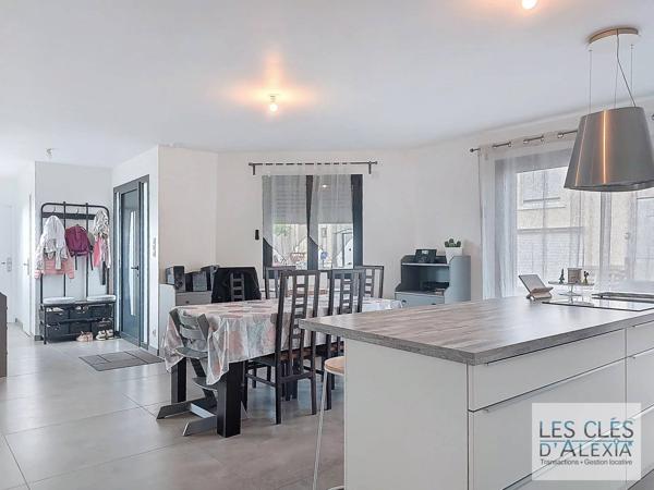 Maison - Quatre chambres- Double Garage -