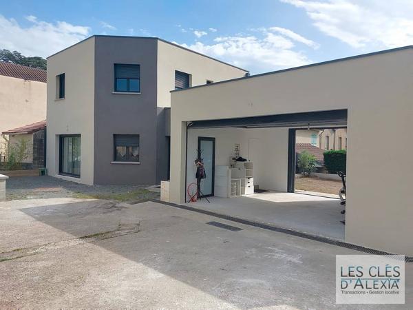 Maison - Quatre chambres- Double Garage -