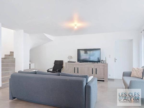 Maison - Quatre chambres- Double Garage -