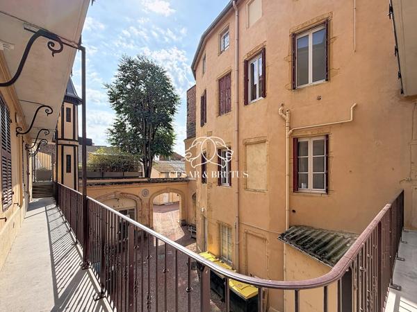 Appartement rue pietonne entièrement rénové 2 chambres