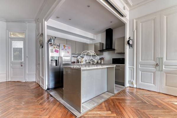 Lyon 6 Foch. Appartement familiale 120m² étage élevé. Stationnement possible à proximité