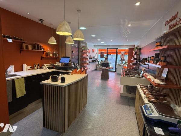 Immeuble à usage commercial et d'habitation