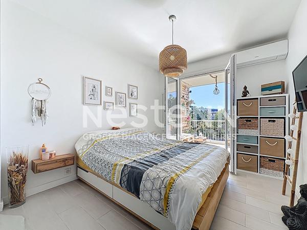 MANDELIEU - A VENDRE APPARTEMENT 3/4P - RENOVE - 2 PARKINGS - SANS VIS-A-VIS