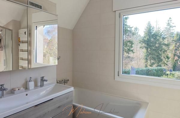 Maison 8 pièces 250m² à vendre à Cessy 01170