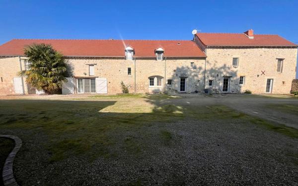 Maison à vendre    8 pièces •  Dangé-Saint-Romain