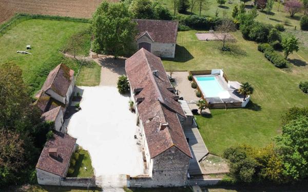 Maison à vendre    8 pièces •  Dangé-Saint-Romain