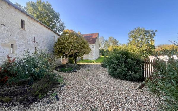 Maison à vendre    8 pièces •  Dangé-Saint-Romain