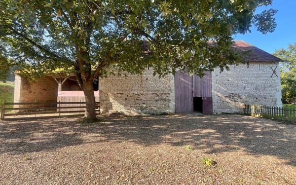 Maison à vendre    8 pièces •  Dangé-Saint-Romain