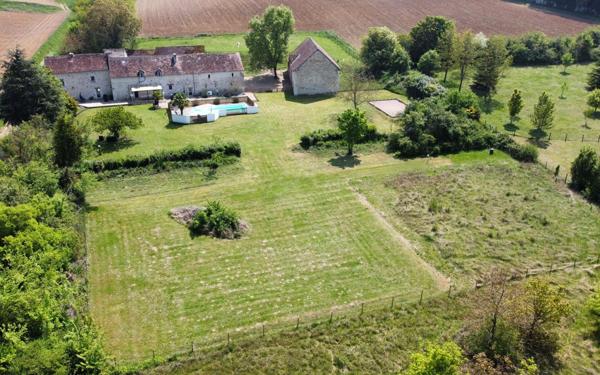 Maison à vendre    8 pièces •  Dangé-Saint-Romain