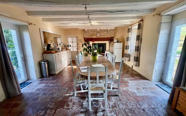 Maison à vendre    8 pièces •  Dangé-Saint-Romain