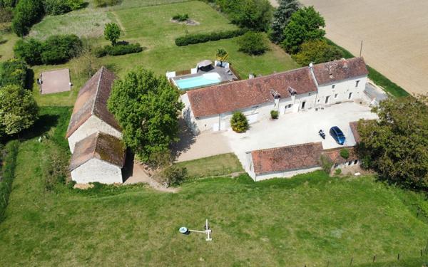 Maison à vendre    8 pièces •  Dangé-Saint-Romain