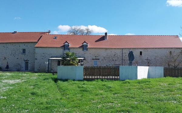 Maison à vendre    8 pièces •  Dangé-Saint-Romain