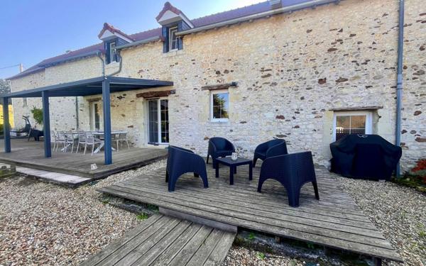 Maison à vendre    8 pièces •  Dangé-Saint-Romain